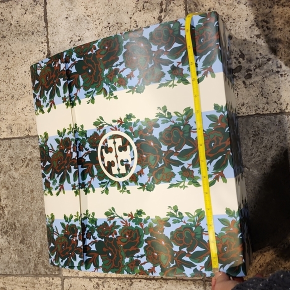 NEW Tory Burch Gift Wrap - Picture 4 of 5
